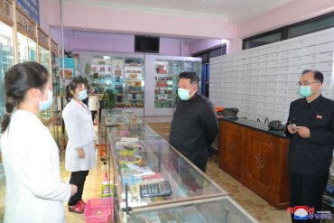 Ким Чен Ын устроил разнос в Политбюро из-за COVID-19 и лично проверил аптеки