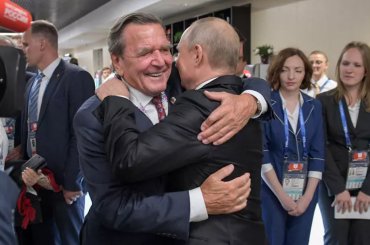 Экс-канцлера Германии Шредера лишили должности и финансирования из-за дружбы с Путиным
