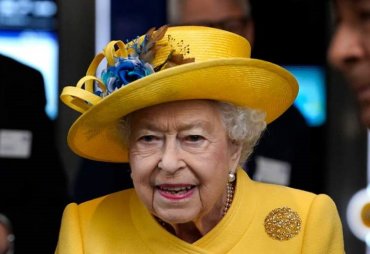 Елизавета II, после долгой паузы выхода в свет, появилась в желтом образе с синими цветами