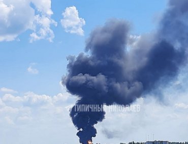 В Николаеве прогремел взрыв: над городом огромный столб черного дыма. Видео