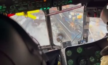 Появилось видео рискованного пролета украинских вертолетов к защитникам “Азовстали”