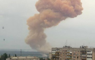 Военный ВСУ снял на видео гигантское облако аммиака рядом с местом взрыва в Северодонецке