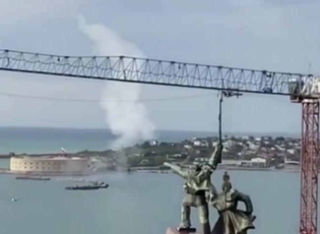 Севастополь атаковали беспилотники с воздуха и моря