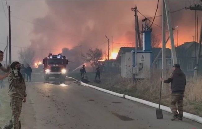 В российской Тюмени пылает мощный пожар: люди с иконами молятся на улицах
