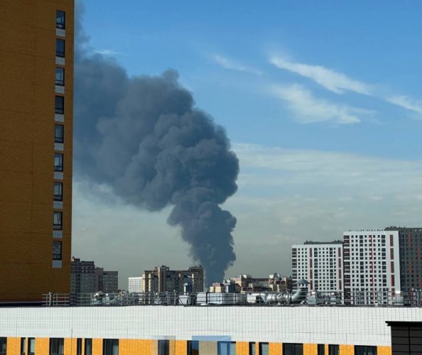 В Москве пылает предприятие: в небе огромный столб черного дыма