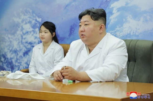 Ким Чен Ын с дочерью проверил подготовку к запуску спутника-шпиона