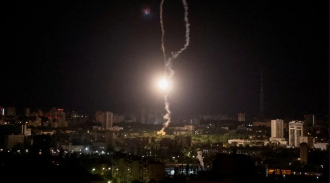 Россияне снова атаковали Киев ракетами: в городе прогремели взрывы
