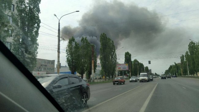 У російському Воронежі потужно палають склади: над містом величезний стовп диму