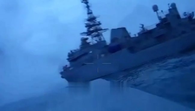З’явилося відео успішної атаки українського дрона на російський корабель «Іван Хурс»