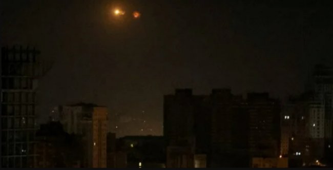Россияне ночью атаковали Киев: в небе сбито более 40 воздушных целей