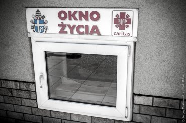 В польском монастыре оборудовали пункт приема брошенных младенцев