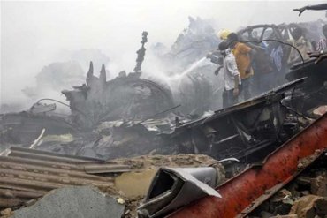В Нигерии пассажирский самолет упал на городской квартал