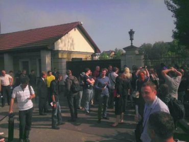Сотни журналистов взяли в осаду Межигорье