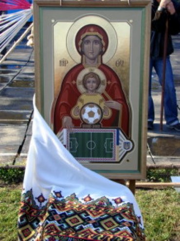 Нельзя молится иконе Христа с футбольным мячом, считает Патриарх Филарет