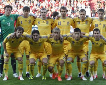 Десять футболистов сборной Украины отравились