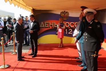 Янукович и Азаров опять не явились на празднование Дня России