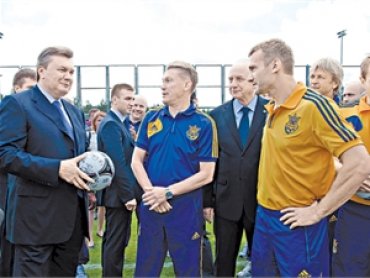 Янукович поздравил Путина с победой сборной России