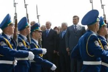 Янукович ввел в действие новую военную доктрину Украины