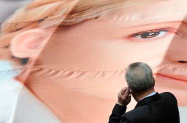 Портрет Тимошенко повесят на фасаде мэрии Парижа