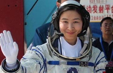 Китайцы впервые отправили в космос женщину