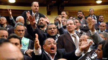 В Египте военные распустили парламент
