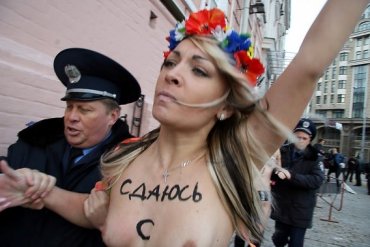Активистка FEMEN бросила торт в начальника пресс-службы МВД