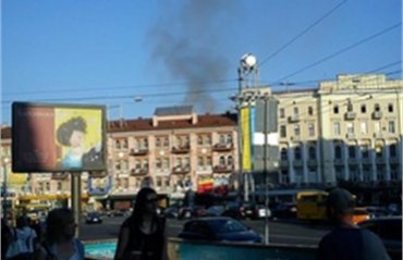 В Киеве горит мансарда жилого дома недалеко от НСК Олимпийский