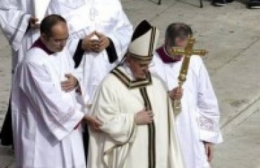 Папа Франциск возглавил процессию по улицам Рима