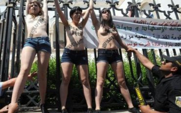 В Тунисе трех активисток FEMEN посадили за непристойное поведение