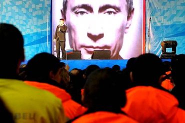 Российская альпинистка установила на вершине Эвереста портрет Путина