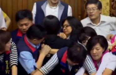 В парламенте Тайваня подрались женщины