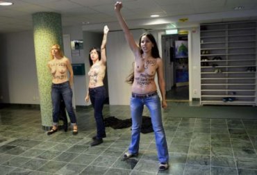 FEMEN разделись в главной мечети Стокгольма