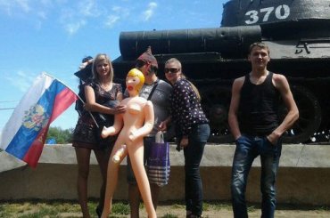 Трех россиян будут судить за фото с куклой из секс-шопа