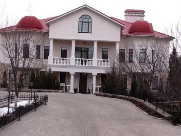 Беженцев из Донецка селят в дом Царева