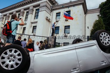 Демонстрантов, штурмовавших посольство России в Киеве, задержали
