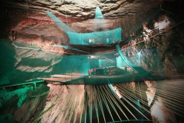 Самый “крутой” батут на планете спрятали в огромной пещере