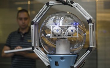 Новый робот-охранник не сводит своих глаз с источника подозрительной активности