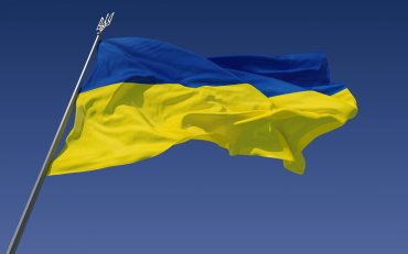 В Мариуполе возле прокуратуры подняли украинский флаг