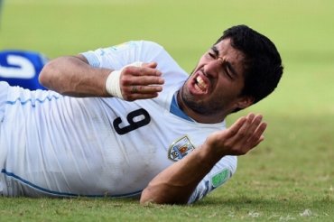 Нападающий сборной Уругвая дисквалифицирован за укус соперника на ЧМ-2014