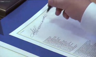 Порошенко подписал Соглашение ручкой, которой не вопользовался Янукович