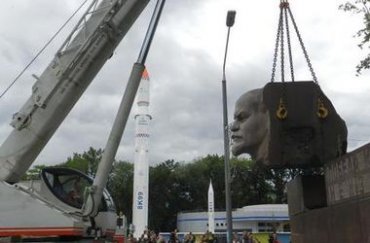В Днепропетровске снесли еще один памятник Ленину