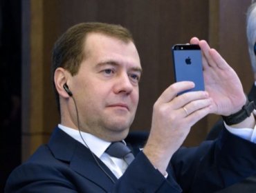 Россияне шокированы селфи Медведева с Басковым и пенисом