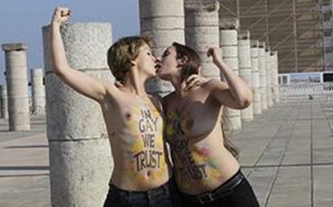 Из Марокко выслали активисток Femen, оголившихся у мечети