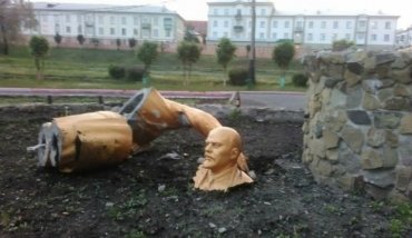 Житель Кузбасса разрушил памятник Ленину, пытаясь сделать «селфи»