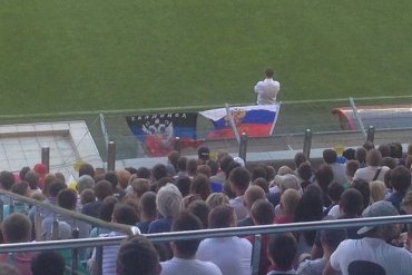 Российские фанаты на матче с Белоруссией вывесили флаг ДНР