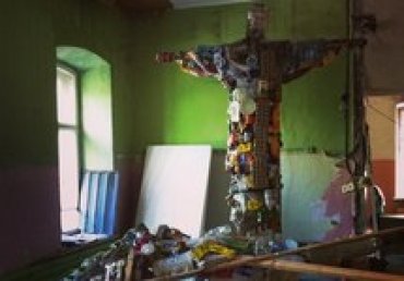 РПЦ возмутила собранная из мусора инсталляция, изображающая Христа