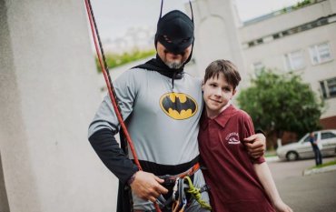 В Киеве Супергерои пришли в главную детскую больницу Украины, чтобы порадовать тяжелобольных детей