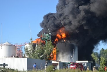 В МВД назвали причину пожара на нефтебазе под Киевом