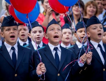 Понедельник – день тяжелый: школьников РФ Госдума заставит каждую неделю начинать с гимна