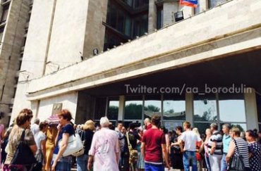 Жители Донецка снова вышли на антивоенный митинг